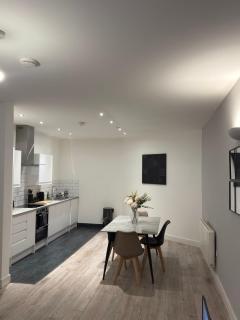 Spacious 4BR Apartment 7 Beds Near Station - 6