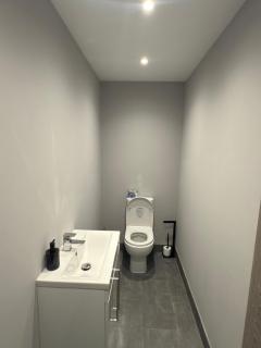 Spacious 4BR Apartment 7 Beds Near Station - 4