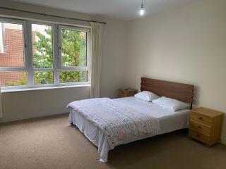 Langham Lake House Milton Keynes - ideal for couples, solo travellers, families - 0