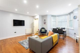 Bright and Modern 2 Bedroom apartment - 6