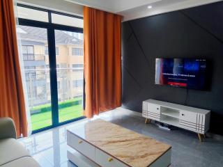 Convenient Quiet Large 1brKing Bed In Kileleshwa - 0