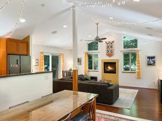 Cozy cabin deep in the redwoods with WiFi and Hot Tub - 8