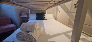 Amazing Central Windsor Flat Contractors welcome - 7