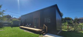 Bright Garden Suite 1 Bedroom and Den - 0