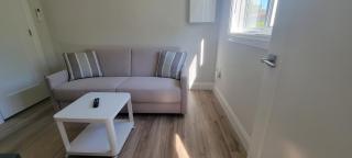 Bright Garden Suite 1 Bedroom and Den - 9