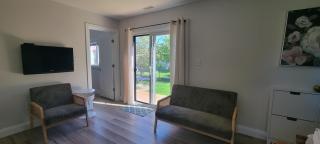 Bright Garden Suite 1 Bedroom and Den - 3