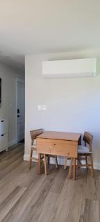 Bright Garden Suite 1 Bedroom and Den - 2