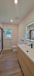 Bright Garden Suite 1 Bedroom and Den - 1