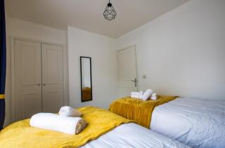 House in the heart of Reading Contractors welcome - 1