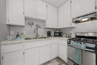 Prime North Park Stay, Walk to Restaurants, Bars, and Breweries with Free Parking - 5