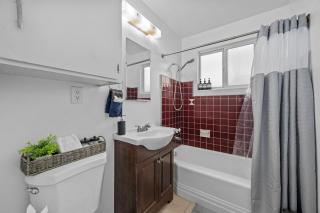 Prime North Park Stay, Walk to Restaurants, Bars, and Breweries with Free Parking - 2