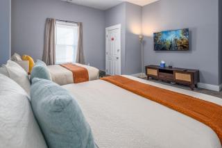 Walnut Hills, 5min to UC, Sleeps 7ppl, Lux Beds, Smart TVs - 3