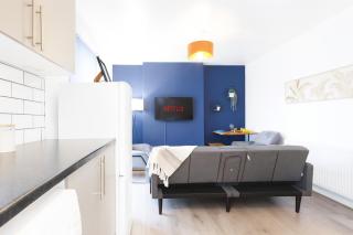 Bright 3BR Home Sleeps 7 Free Parking - 1