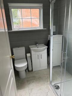 Quiet House on Residential Family Street - Private Drive Close to City Centre & Transport - Belfast - 6