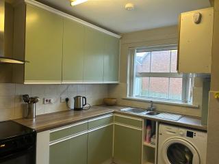 Quiet House on Residential Family Street - Private Drive Close to City Centre & Transport - 3