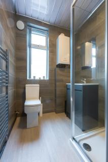 Bright 3BR Home Sleeps 7 Free Parking - 5