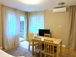 Prime Stay - Modern 3 Bedroom Family Apartment with Free Parking & Garden Terrace - 7