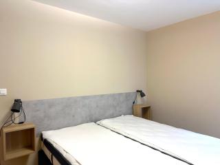 Prime Stay - Modern 3 Bedroom Family Apartment with Free Parking & Garden Terrace - 1