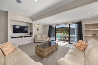 Spacious Paihia Escape with Stunning Views - 7