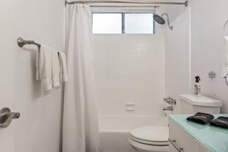 Los Angeles charming big house, king bed, parking, EV - 9