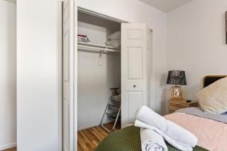 Los Angeles charming big house, king bed, parking, EV - 5