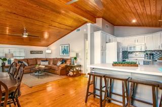 Riverfront Deck Views Perfect For Families - 5