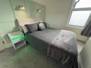 Southend city Escape, SS1, High St and beach are steps away - 6