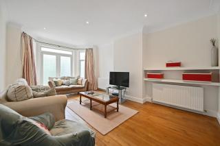 Spacious 4-Bedroom Luxury Retreat in Willesden - 4