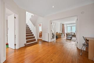 Spacious 4-Bedroom Luxury Retreat in Willesden - 3