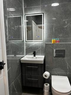 Luxurious 2 bed Apartment in London - Long Stays - Free Parking - 3