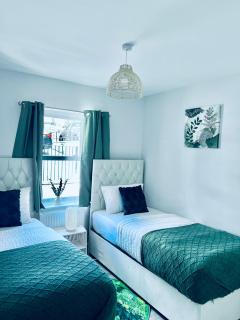 Dover Ferry Apartments, private terrace and on-site parking - 9