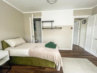 Cozy Croydon home with private garden & free parking contractors & family - 2