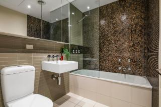 Spacious City Fringe RetreatPool & Free Parking - 4