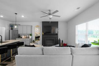 Beautiful New Townhome 25 mins from Metro Atlanta - 3