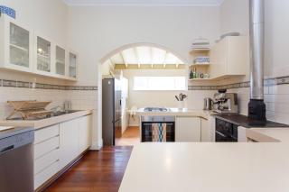 Floreat Family Home - With Kids Play Equipment - 2