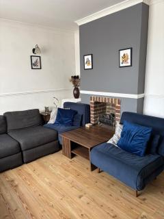 3-bedroom home with large garden and free parking - 0