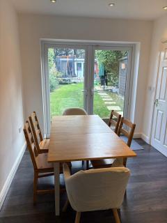 3-bedroom home with large garden and free parking - 8