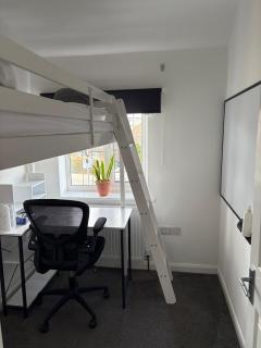 3-bedroom home with large garden and free parking - 5