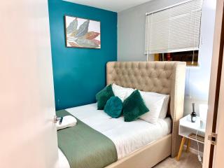 Stylish 2-Bed Apartment by Leeds Train Station with City View - 9