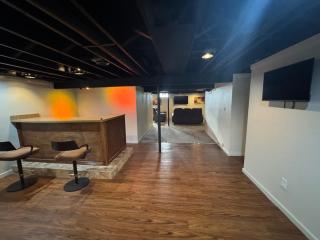 Suburban Retreat 15 Mins to Downtown Detroit - 4