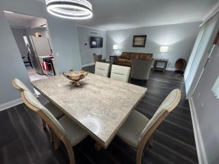 Suburban Retreat 15 Mins to Downtown Detroit - 2