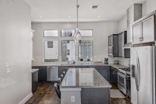 3BR Home Near Downtown Rooftop & Spa - 4