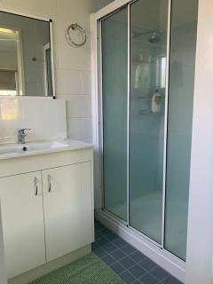 Comfy 4 Bedroom with Country Views - 9