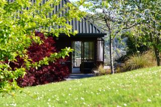 Relaxed Kiwi Bach Over Akaroa Harbour - Port Watch - 7