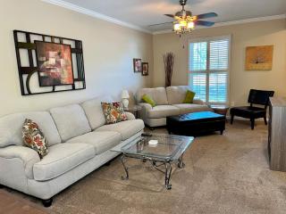 Mins to Blessing Hospital, Miss River, Country Club - 0