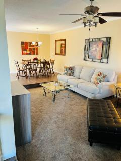 Mins to Blessing Hospital, Miss River, Country Club - 7