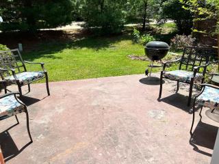 Mins to Blessing Hospital, Miss River, Country Club - 6