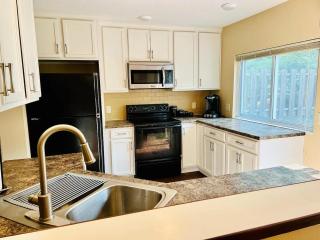 Mins to Blessing Hospital, Miss River, Country Club - 5