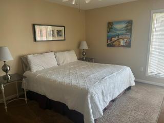 Mins to Blessing Hospital, Miss River, Country Club - 4