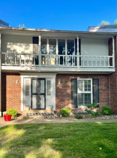 Mins to Blessing Hospital, Miss River, Country Club - 1